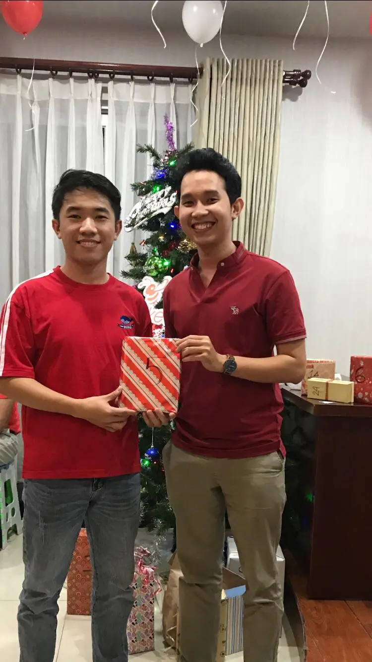 bTaskee-members-exchange-gifts-with-each-other-3