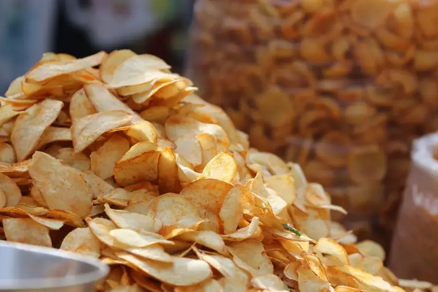 Từng miếng snack khoai tây giòn tan với hương vị hấp dẫn
