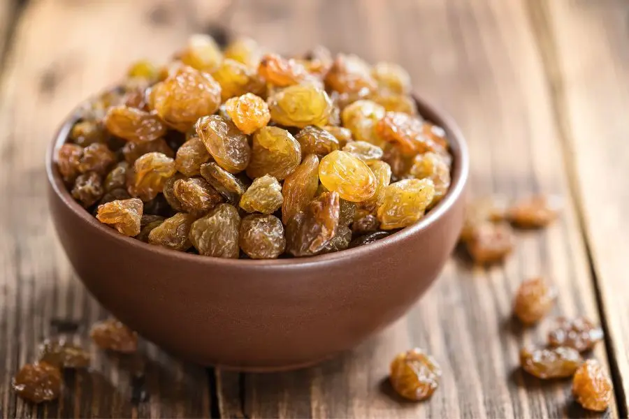 Trong nho khô có chứa hàm lượng khá cao, nên sử dụng với số lượng vừa phải.