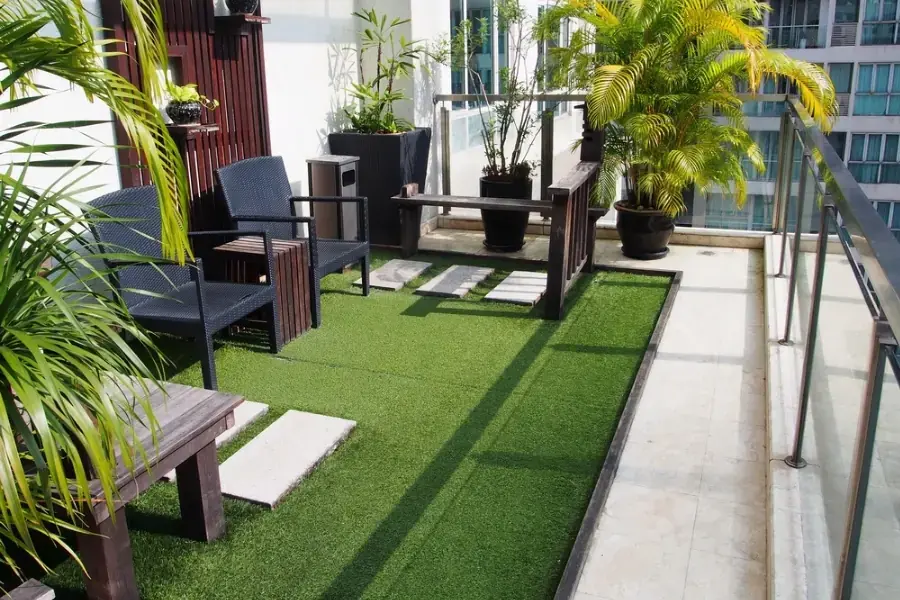 Ý tưởng trang trí ban công với cỏ nhân tạo sạch sẽ và tiện lợi