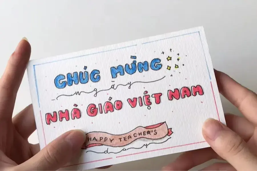 Họa tiết chữ cách điệu và màu sáp làm nên vẻ đẹp ấn tượng của tấm thiệp.