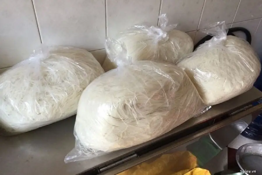 Bảo quản hủ tiếu tươi trong túi nilon kín, để ở ngăn mát tủ lạnh