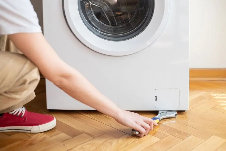 Điều chỉnh lại vị trí sao cho cân bằng, sau đó khởi động máy và tiếp tục quá trình vắt quần áo.