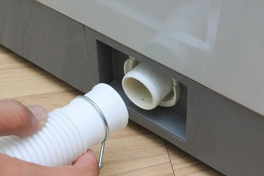 Kiểm tra, đảm bảo đường ống thoát nước máy giặt không bị hỏng, tắc nghẽn.