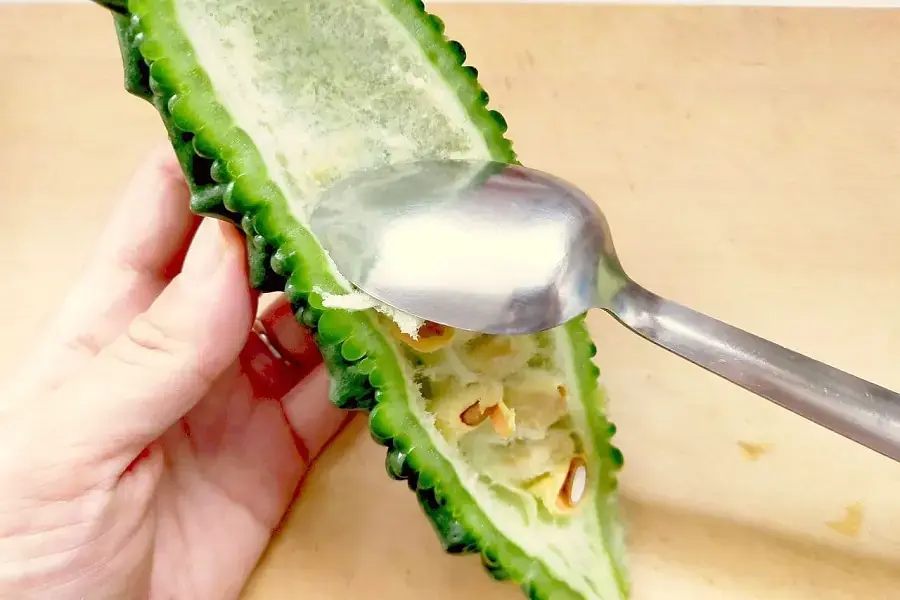 Tách ruột khổ qua