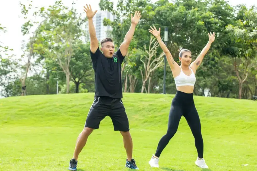 Jumping jacks giúp bạn siết cơ eo hiệu quả