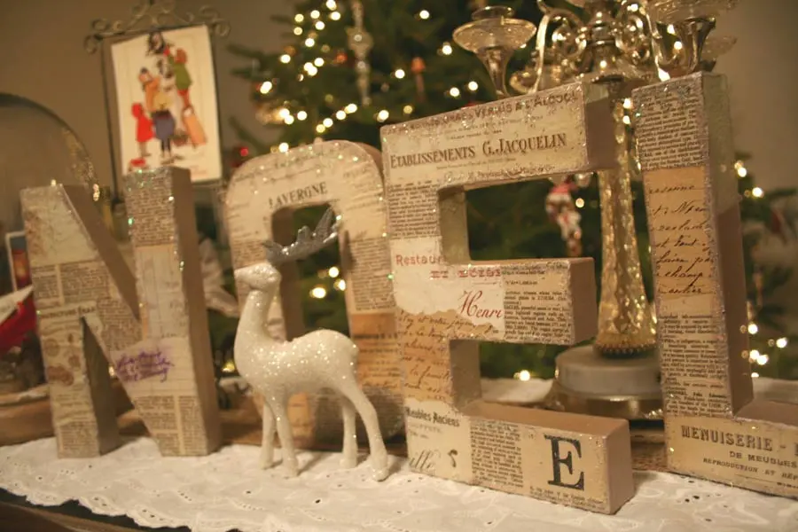 Bạn cũng có thể tận dụng báo cũ để trang trí Noel.