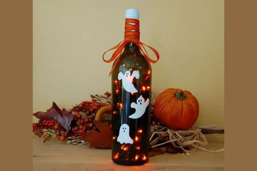 Trang trí Halloween bằng chai thủy tinh.