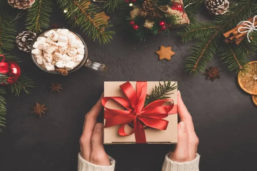 Cân đối mức kinh tế, tài chính của bản thân để chọn quà Noel cho người yêu.