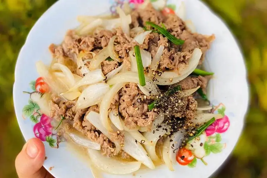 Ba chỉ bò xào hành tây là món ăn hấp dẫn bởi hương vị đậm đà, dễ ăn