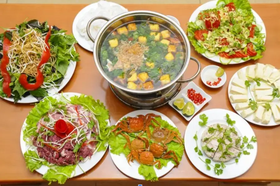 Các loại rau, thịt, hải sản trong lẩu thường nấu không kĩ nên phần lớn không đảm bảo cho mẹ bầu.