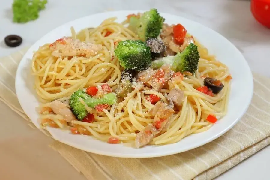 Món mì pasta chay bơ, cà chua,...giàu vitamin và khoáng chất