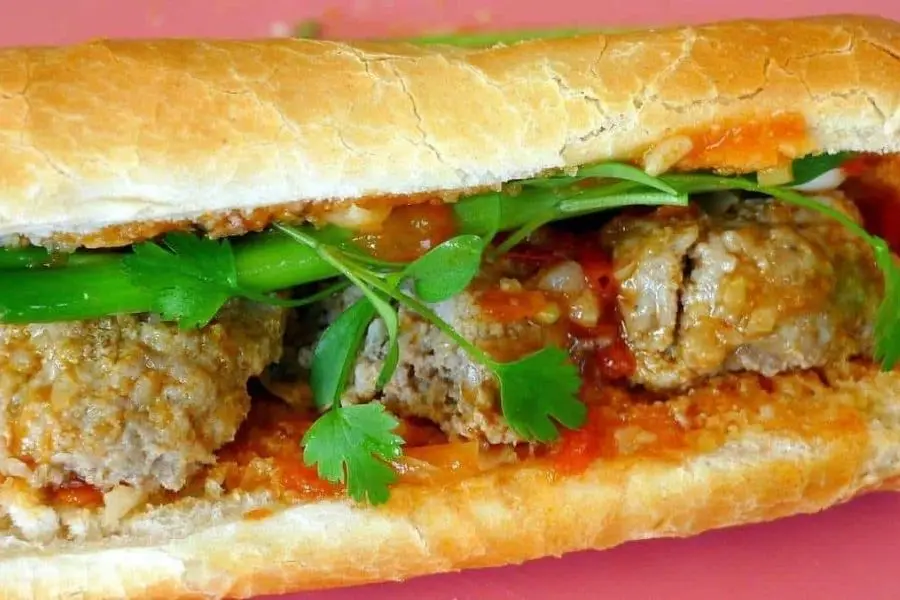 Bánh mì kẹp xíu mại