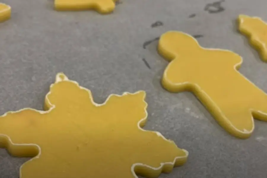 Cách làm bánh cookies Noel: Nướng bánh đến khi chín vàng theo mong muốn.
