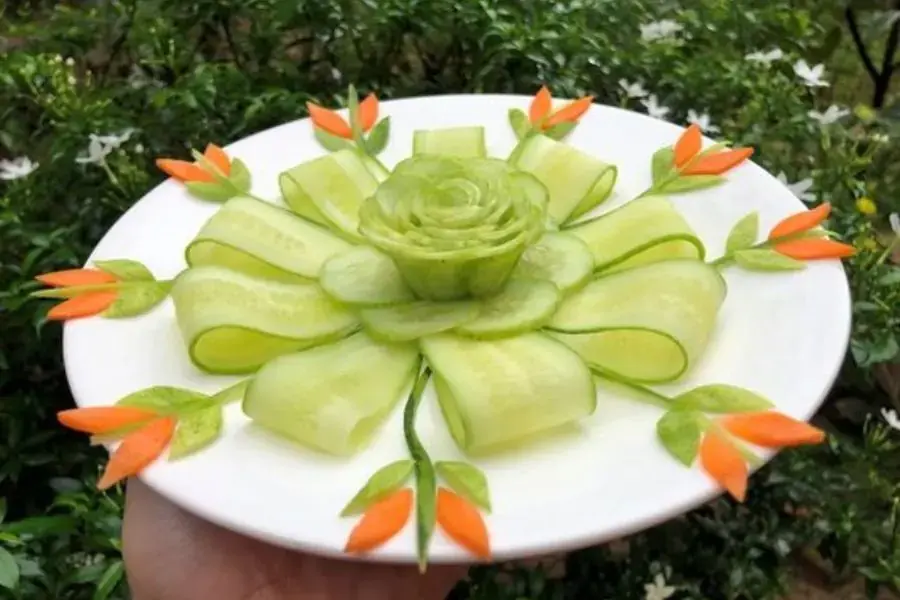 Trang trí món ăn đơn giản từ dưa chuột và cà rốt