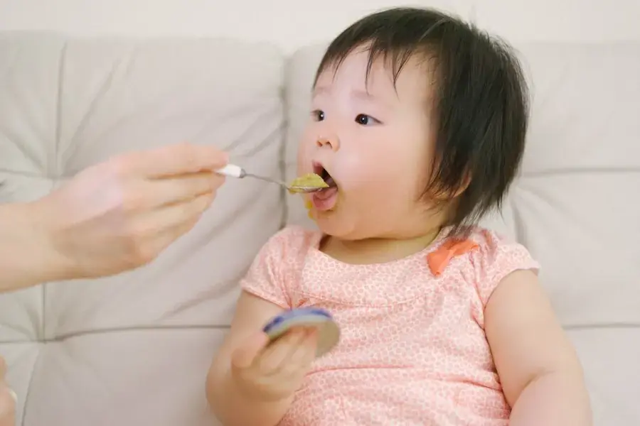 Bé từ 6 tháng tuổi trở lên có thể ăn dặm bằng cháo dinh dưỡng 