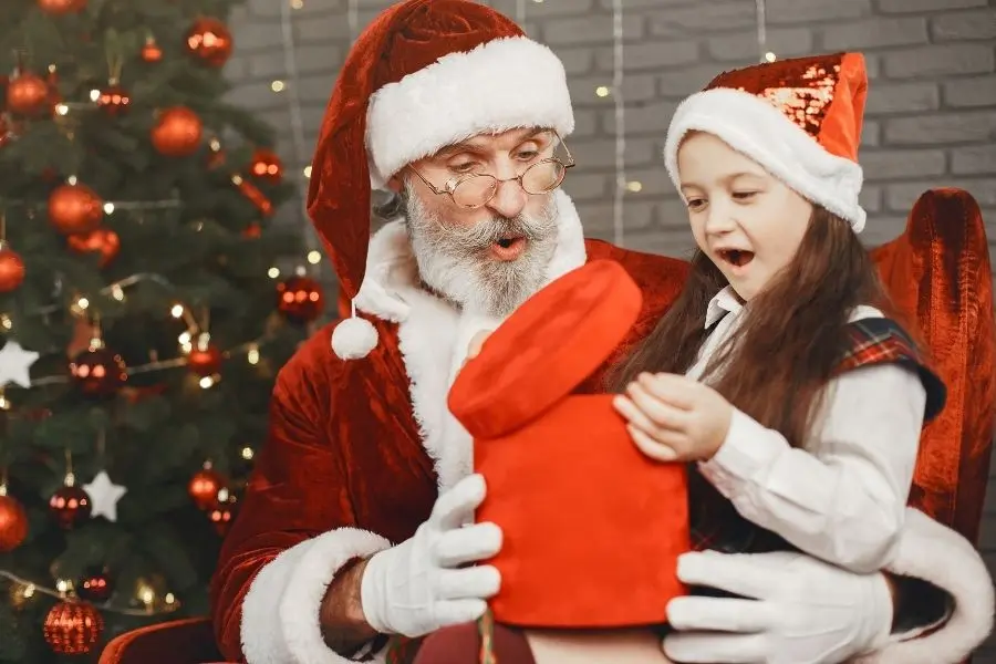 Tạo dáng đơn giản với ông già Noel cho bé.