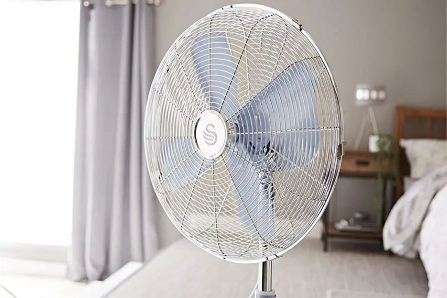 Kết hợp cùng quạt máy là cách bật điều hòa mát nhanh và hiệu quả.
