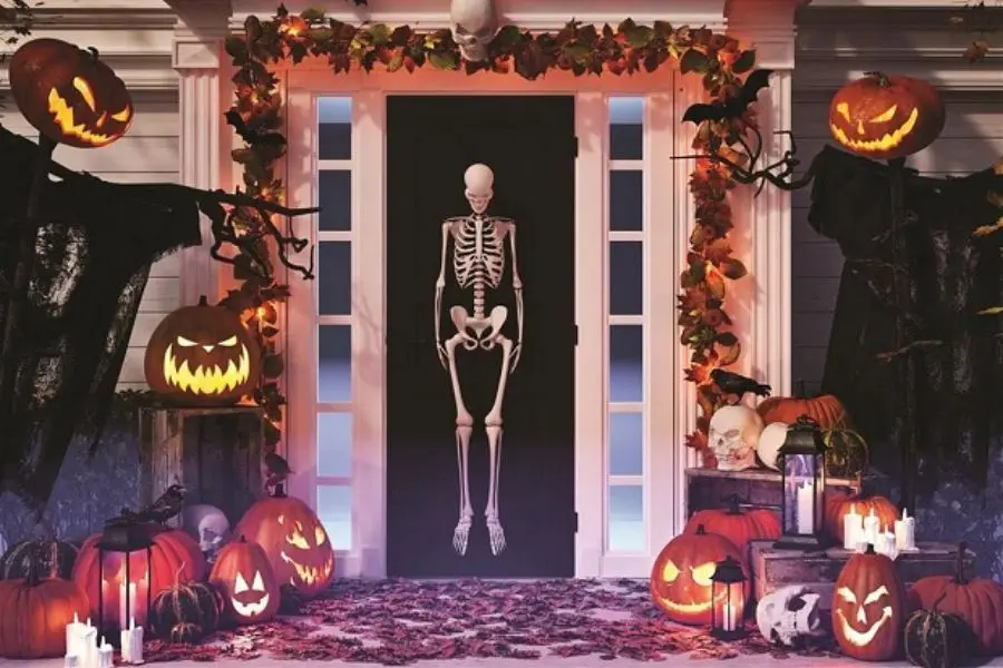 Trang trí mặt tiền quán cà phê Halloween với decal dán tường và mô hình bí ngô.
