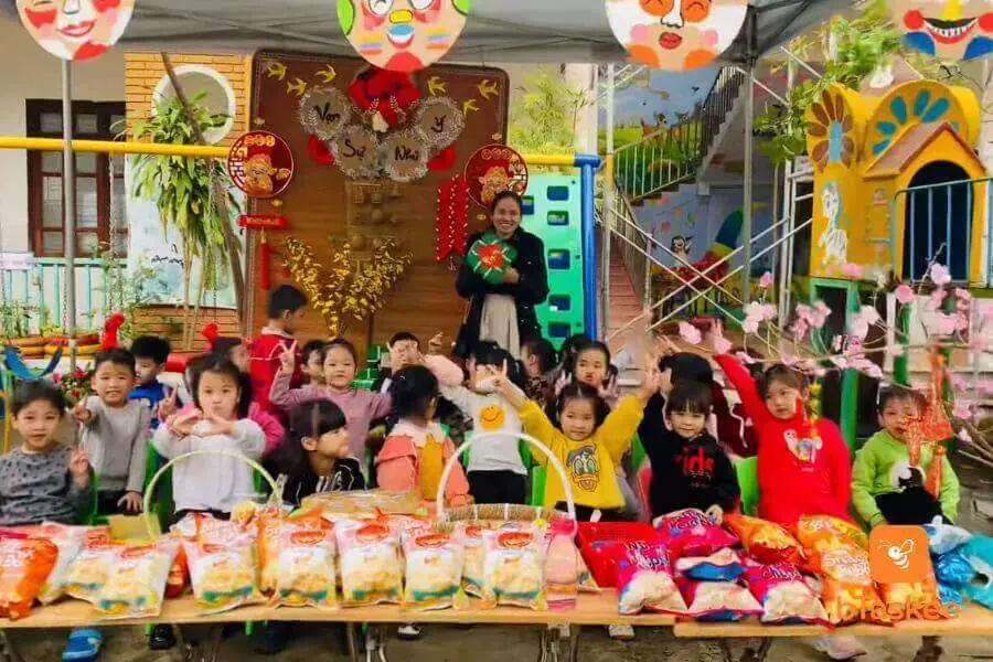 Tổ chức gian hàng hội chợ xuân mầm non vào dịp tết mang lại những hoạt động bổ ích cho các bé.