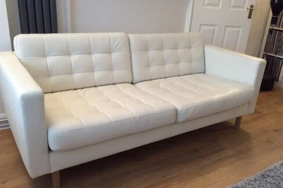 Tháo rời các bộ phận của ghế sofa để tiện chùi rửa 