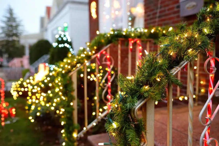 Câu thang thông tầng là nơi mà mọi người thường ít để ý, dù đã được trang trí Noel.
