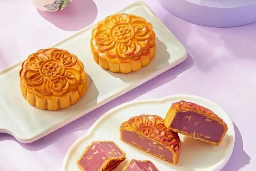 Chiếc bánh Trung Thu nhân khoai lang tím.