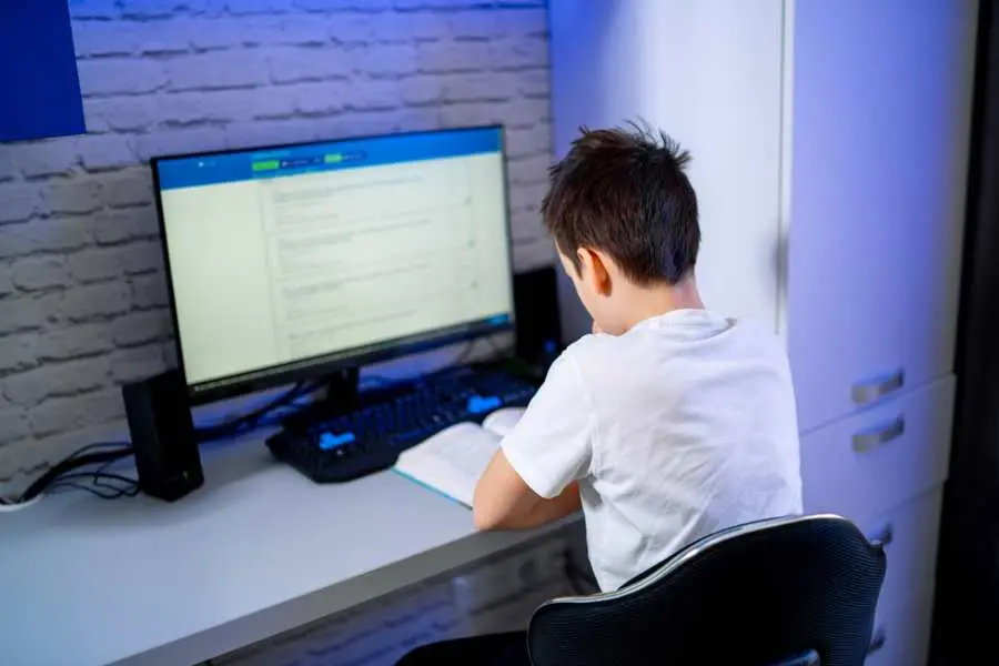 Không nên đặt gương sau lưng bàn học, bàn làm việc