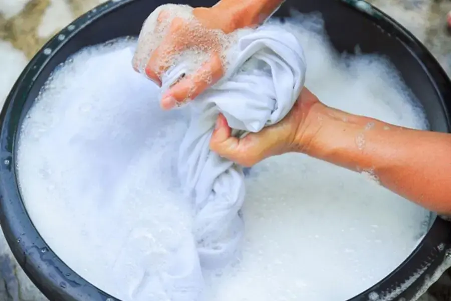 Sau khi vò và chà sạch vết bẩn hãy loại bỏ hết xà phòng trên vải màn