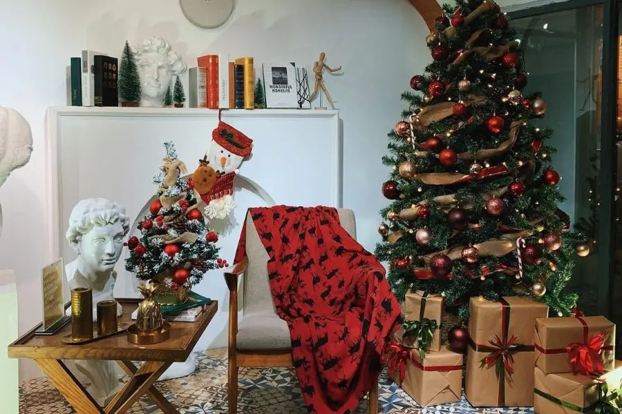 Quán cà phê, trà sữa trang trí Noel bắt mắt, thu hút sự quan tâm của các bạn trẻ.