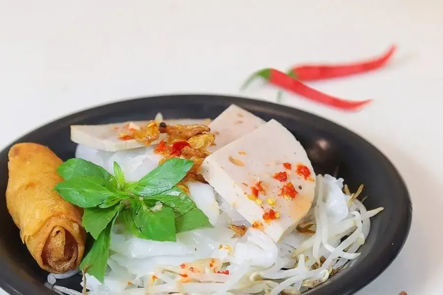 Bánh ướt nóng hổi chan thêm ít nước mắm chua ngọt đủ để ngày mới nhẹ nhàng