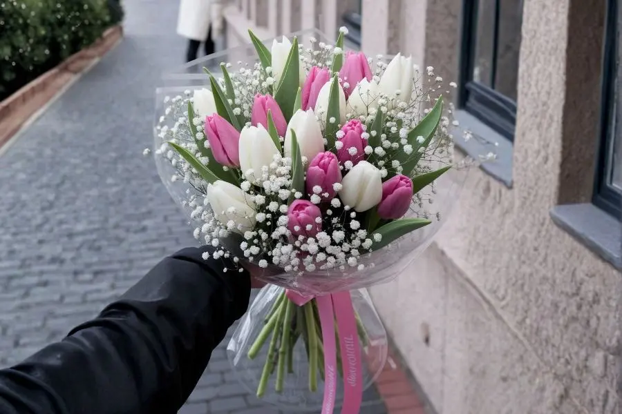 Mẫu bó hoa tulip phối hoa baby thể hiện tình yêu trọn vẹn và hạnh phúc dài lâu