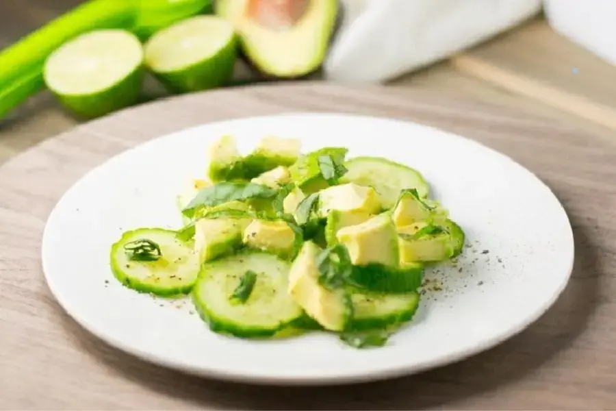 Món salad dưa chuột - bơ giàu chất xơ và chất béo lành mạnh.