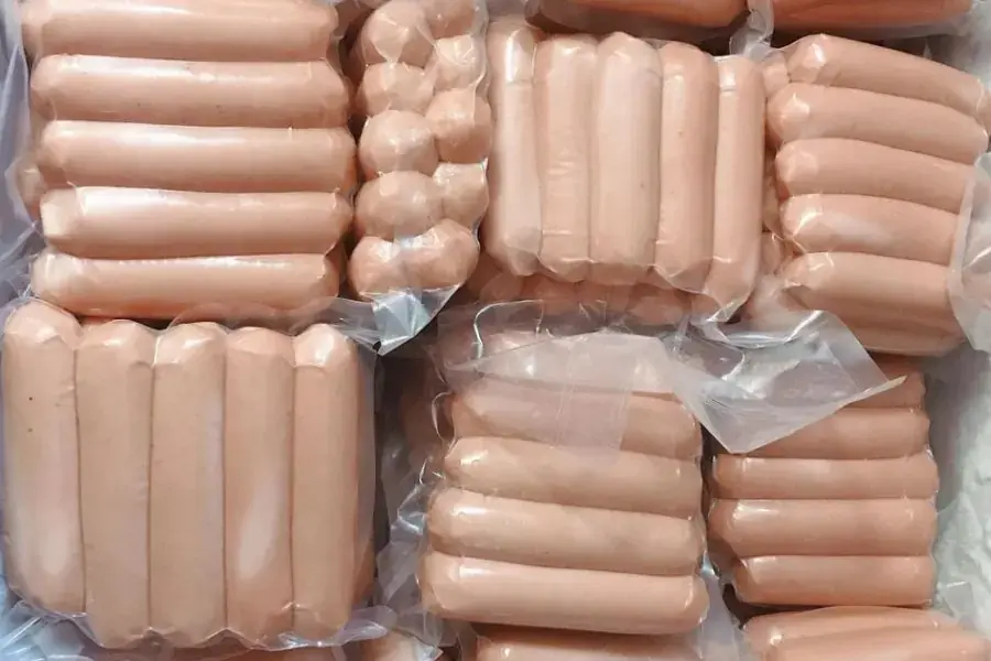 Xúc xích tươi sẽ được đóng gói hút chân không.