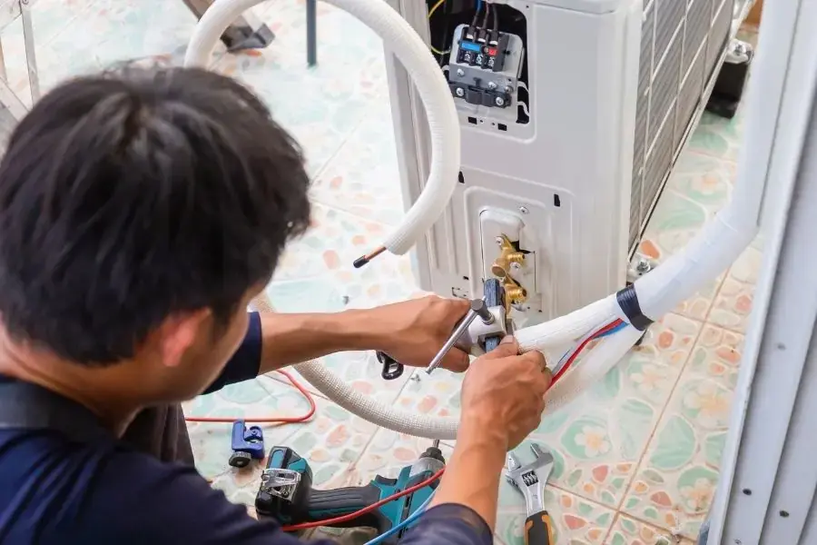 Cần nạp thêm gas cho hệ thống điều hòa khi lốc điều hòa không chạy.