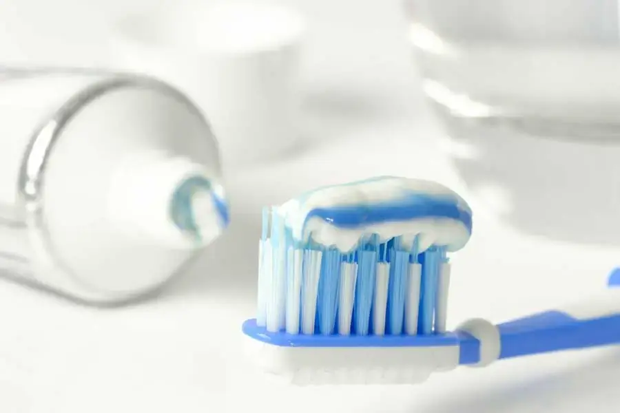 Sử dụng kem đánh răng để rửa ly tương tự như khi bạn vệ sinh các vật dụng khác (Nguồn: Pixabay)