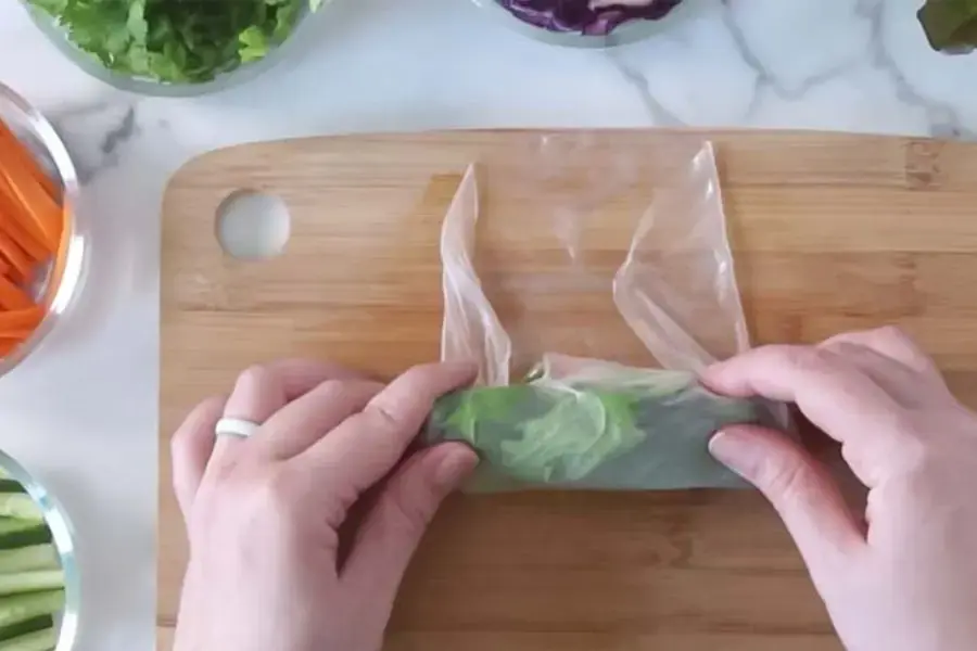 Chuẩn bị gồm bánh tráng, thịt (tôm, gà, hoặc bò), rau sống để làm gỏi cuốn.
