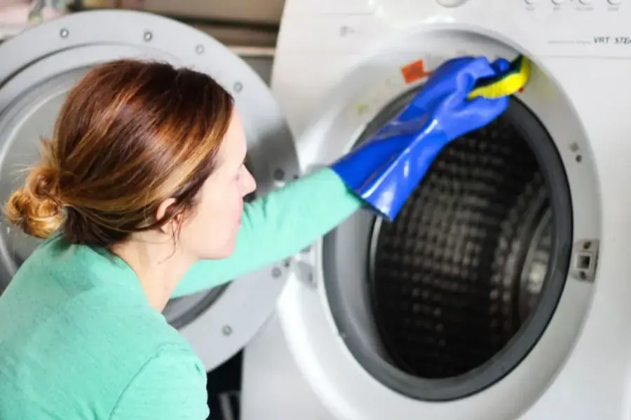 Vệ sinh vỏ máy giặt Sanyo với khăn mềm