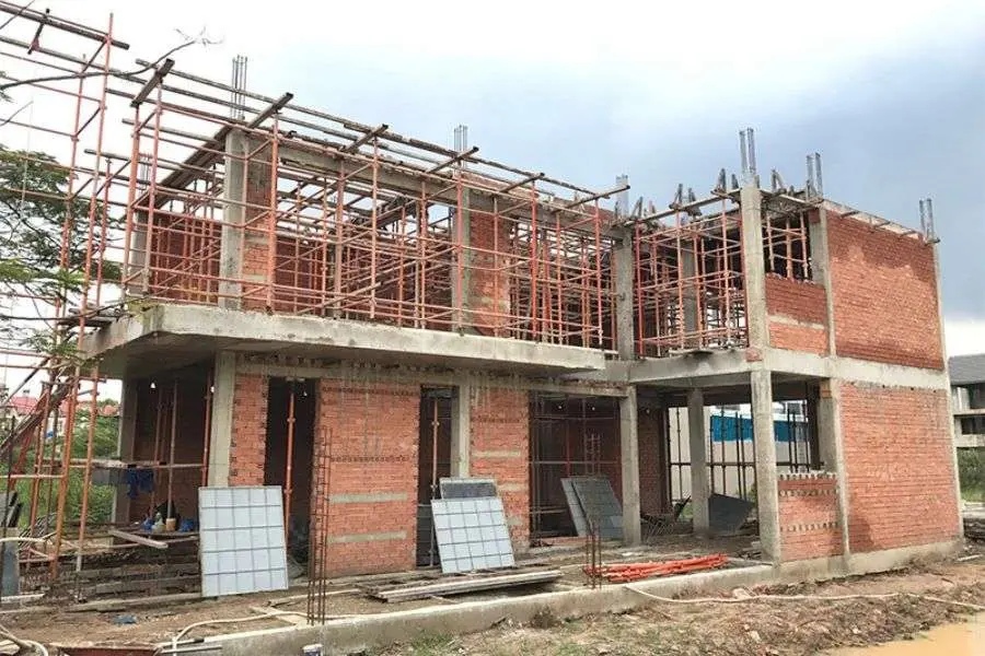 Tiến hành xây dựng phần thô theo bản thiết kế.