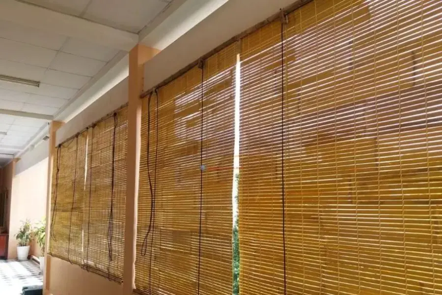 Rèm cuốn mành được dùng che nắng ở ngoài hiên