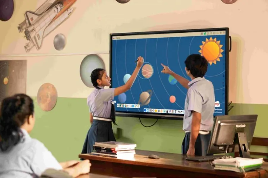 Trang trí bảng lớp học bằng máy chiếu sẽ làm cho không gian trở nên sống động và đa dạng hơn.