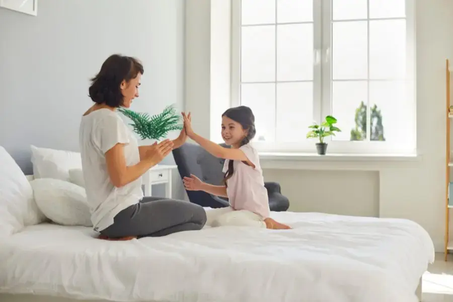 Lời khen còn truyền đạt niềm vui, sự động viên và tình yêu của cha mẹ dành cho con
