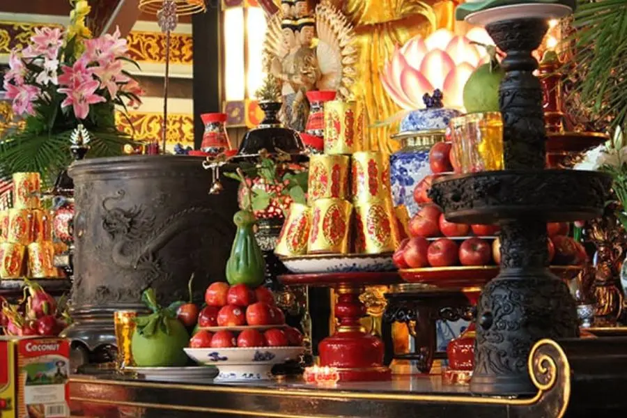 Tháng cô hồn còn là thời điểm để bày tỏ lòng hiếu thảo với ông bà gia tiên.