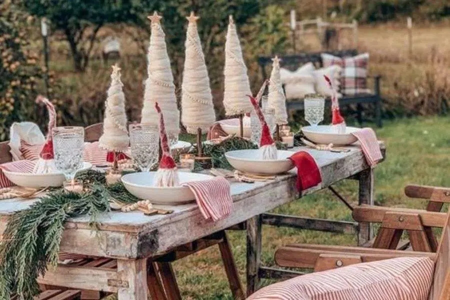Trang trí bàn tiệc Noel với những cây thông Noel xinh xắn