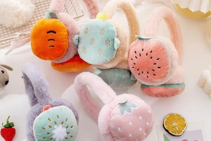 Bông chụp tai giữ ấm được thiết kế với nhiều màu sắc, hình dáng khác nhau.