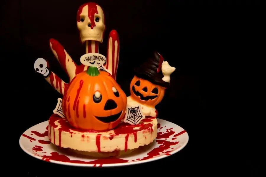 Bánh halloween kì quái, kinh dị từ si rô đỏ.