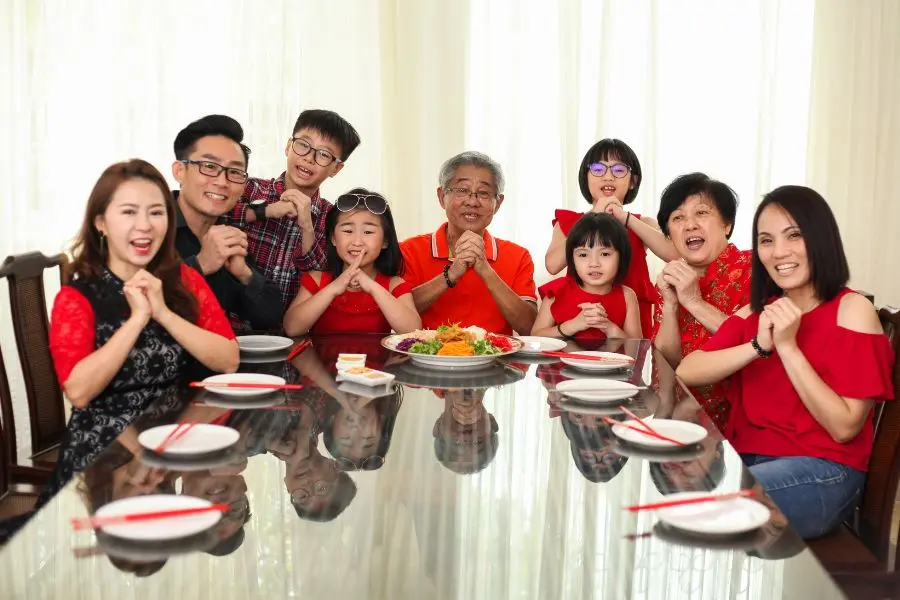 Những điều nên làm trong ngày tết là trao nhau những lời chúc mang ý nghĩa may mắn, tốt lành.