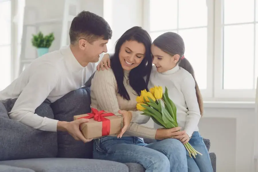 Đừng để những người phụ nữ bên cạnh bạn phải tủi thân trong chính ngày đặc biệt của họ.