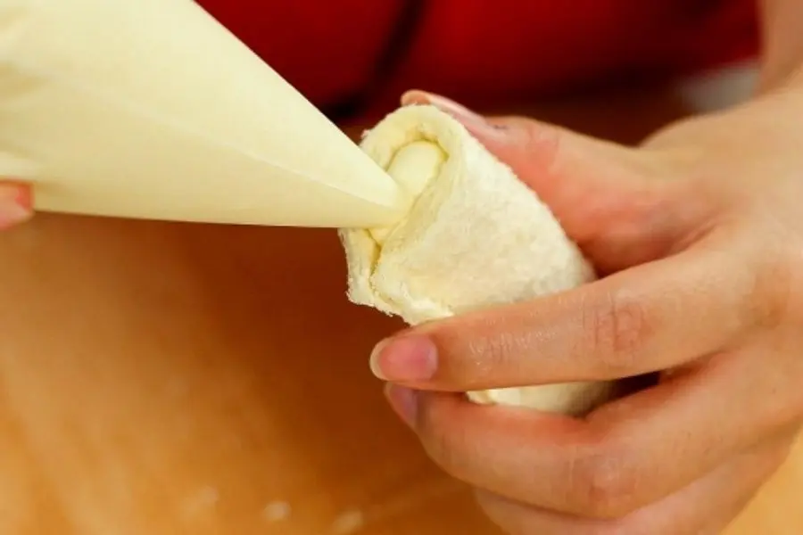 Cho nhân vào vỏ bánh