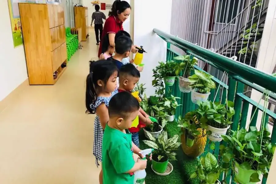 Dạy bé thêm kiến thức chăm sóc cây xanh